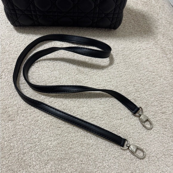 Black Handbag - Picture 5 of 8